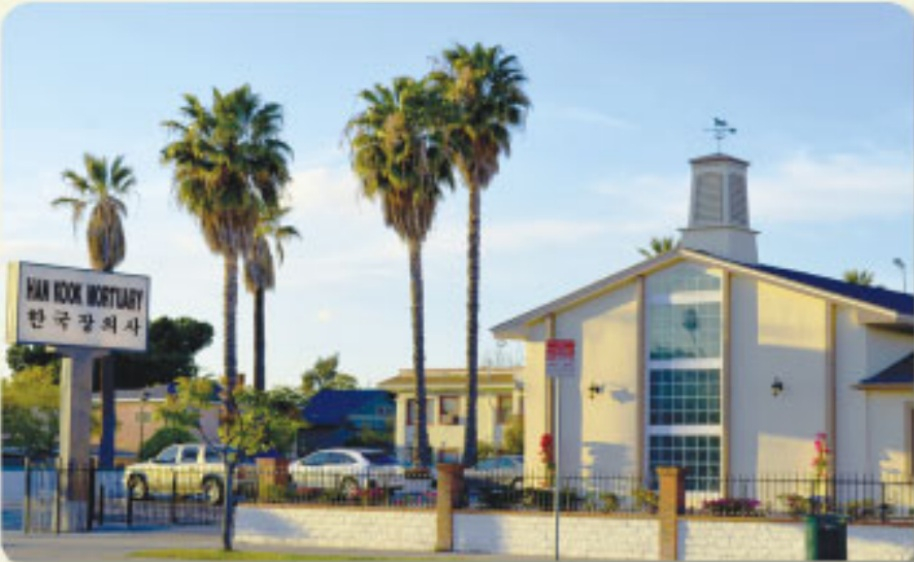 넓은 주차 공간과 단정한 채플을 갖춘 한국장의사는 유족과 조문객이 편안하고 정중하게 마지막 예를 갖출 수 있도록 돕는다.