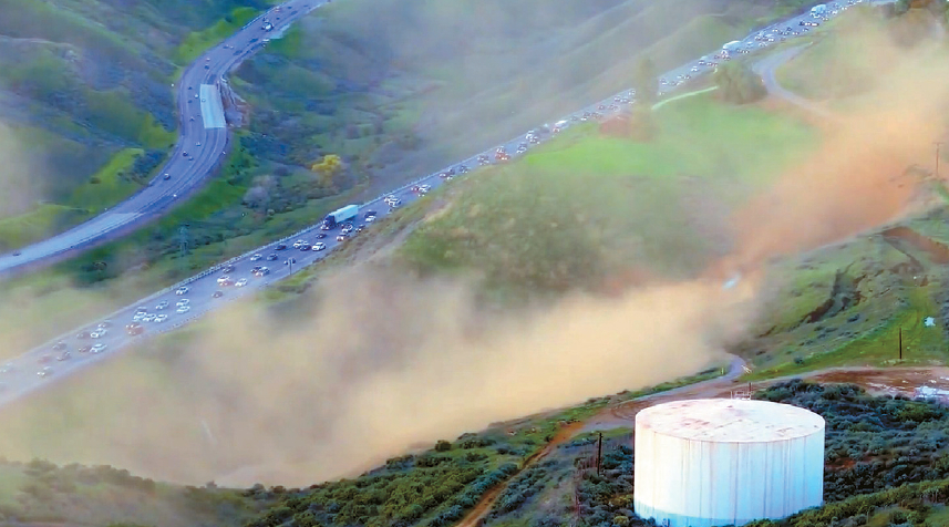 LA카운티 북쪽 캐스태익 인근에서 지난 27일 오후 가스가 대량 유출되면서 연기로 자욱해진 5번 프리웨이에 차량이 줄지어 서 있다. [KTLA 캡처]