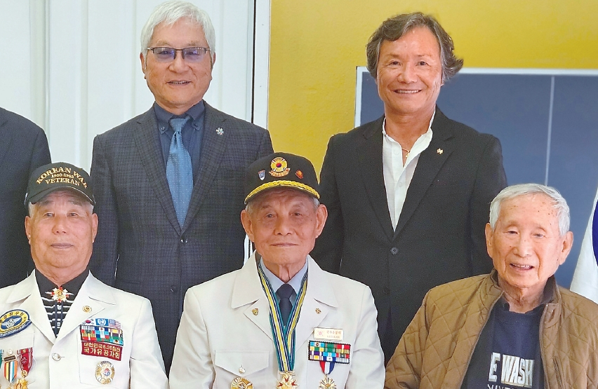 지난 2월 18일 라호야 '솔레데드 마운틴' 정상에 소재한 '국립 참전용사 기념관 희생의 벽'에 고 김기홍 박사의 현판이 헌액 됐다. 앞줄 맨 오른쪽이 김기홍 박사.