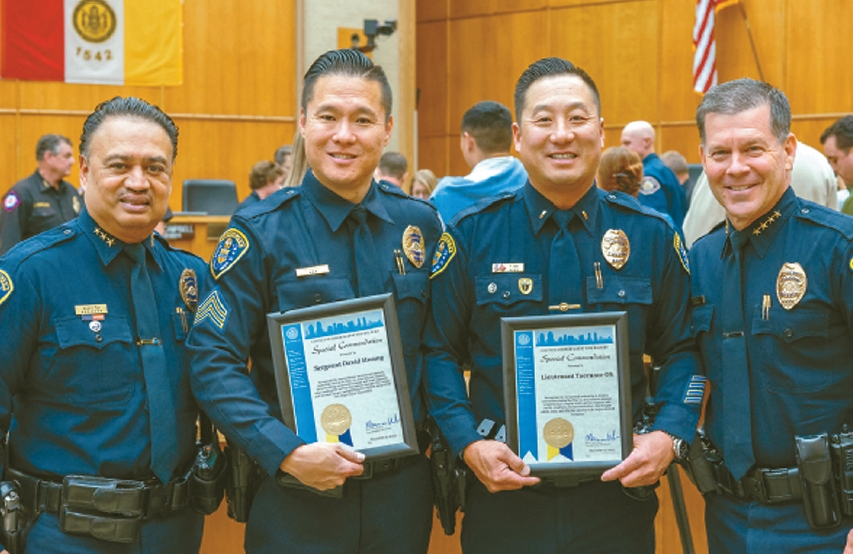 오태근 루테넌트와 데이빗 황 서전트가 지난 5월 항공기 추락 사고 현장에서 신속하고 체계적인 대응으로 인명 피해를 최소화한 공로로 표창장을 받았다.