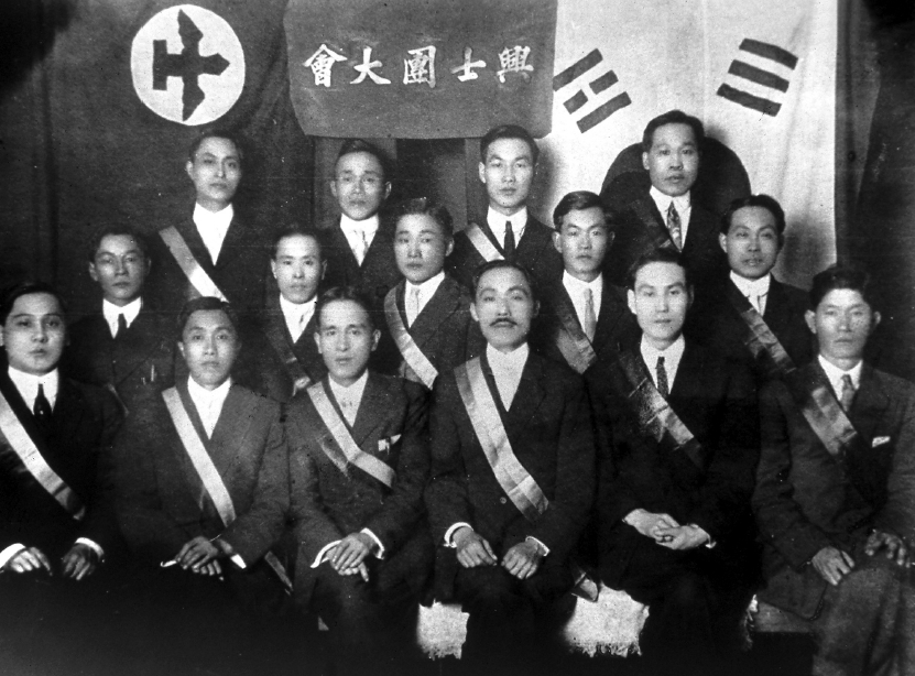 1916년 도산 안창호가 독립운동 단체인 흥사단원들과 함께 한 모습. [중앙포토]