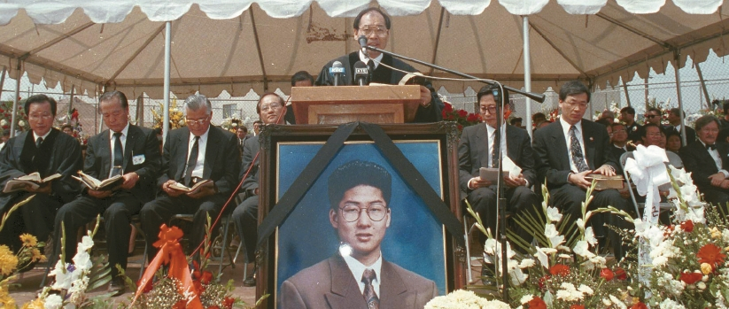 지난 1992년 4·29 폭동 때 한인타운을 지키다가 총에 맞아 숨진 이재성(당시 19세)군의 장례 예배를 진행하던 고 박희민 목사의 모습. [중앙포토]