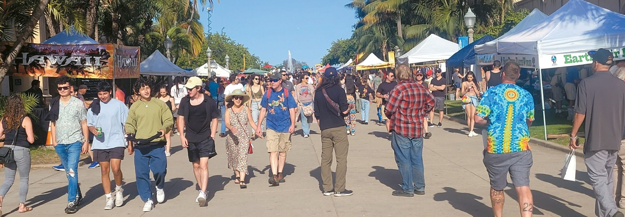 올 한해 샌디에이고 카운티 로컬 경제는 더디지만 안정적인 저속성장을 지속할 것으로 전망되고 있다. 사진은 주말을 맞아 발보아 파크를 찾은 주민들과 관광객들이 산책을 즐기고 있다. [중앙포토]