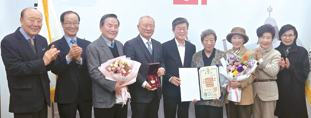 지난달 29일 서울 중구청에서 열린 건국훈장 애족장 전수식에서 호 지사 손자 호윤진 씨(왼쪽 네 번째부터), 김길성 서울 중구청장, 지사 딸 호재숙 씨, 호윤진 씨의 아내 호희선 씨가 기념촬영을 하고 있다.