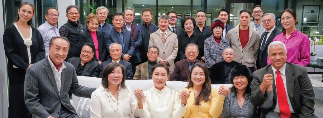 김민선 미주한인이민사박물관장의 백악관 역사위원회 자문위원 위촉을 축하하는 모임이 지난달 29일 ‘럭키서플라이’ 신범조 회장 자택에서 열렸다. 송년파티 겸 마련된 이날 모임에는 김 관장의 지인 약 40명이 함께했으며, 그레이스 멩 연방하원의원(민주·뉴욕 6선거구) 및 줄리 원 뉴욕시의원(민주·26선거구)도 참석해 “한인사회의 위상이 제고되는 계기가 되기를 바란다”고 축하했다.  [리즈마재단]