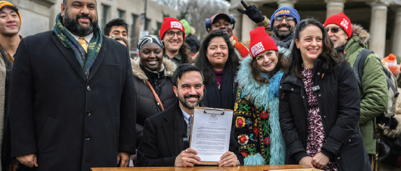 조란 맘다니 뉴욕시장이 2일 브루클린 그랜드 아미 플라자에서 지역 사회 참여를 확대하기 위한 ‘대중 참여 사무소(Office of Mass Engagement)’ 신설 행정명령에 서명한 후 지지자들과 함께 기념촬영을 하고 있다. [로이터]