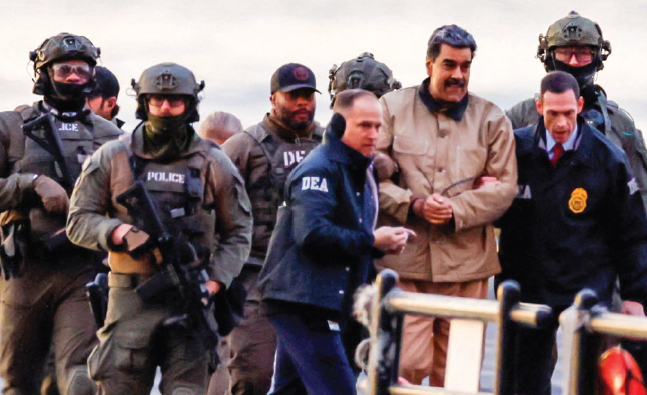 미국으로 압송된 니콜라스 마두로 베네수엘라 대통령이 5일 뉴욕 남부연방법원에서 열린 기소인부절차에 출석하기 위해 맨해튼 다운타운 헬리포트에 도착, 법원으로 향하고 있다. [로이터]