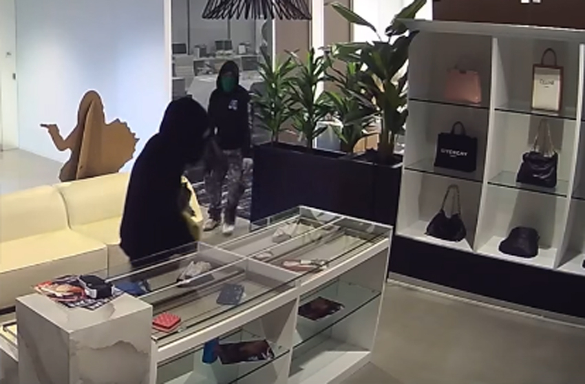 어바인 경찰국이 5일 새벽 잼보리 로드와 듀퐁 드라이브 인근 명품 핸드백 매장에 침입한 2인조 절도범을 체포, 약 10만 달러 상당의 상품을 회수했다고 발표했다. 당국에 따르면 감시 카메라를 통해 용의자들이 담장을 넘어 매장에 침입하는 모습을 포착한 보안 책임자의 신고를 받고 출동한 경관들은 리처드 스펜서(40?LA)와 마르셀러스 셸비(30?할리우드)를 체포, 교도소에 수감했다. [어바인 경찰국 페이스북] 