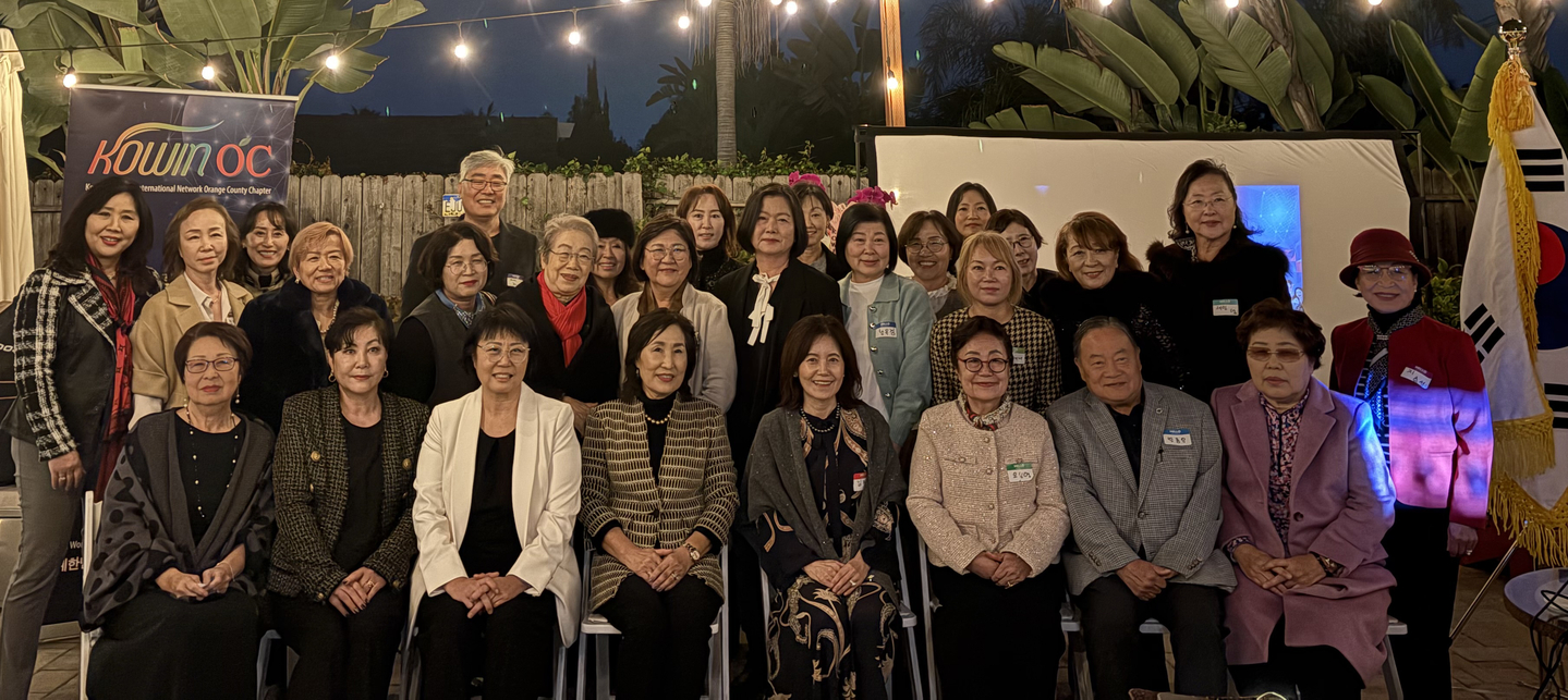 지난달 4일 풀러턴의 회원 자택에서 열린 제10대 코윈OC 회장 취임식 참석자들이 한자리에 모였다. 맨 앞줄 오른쪽 네 번째부터 김지현 회장, 성민희 전 회장. [코윈OC 제공]