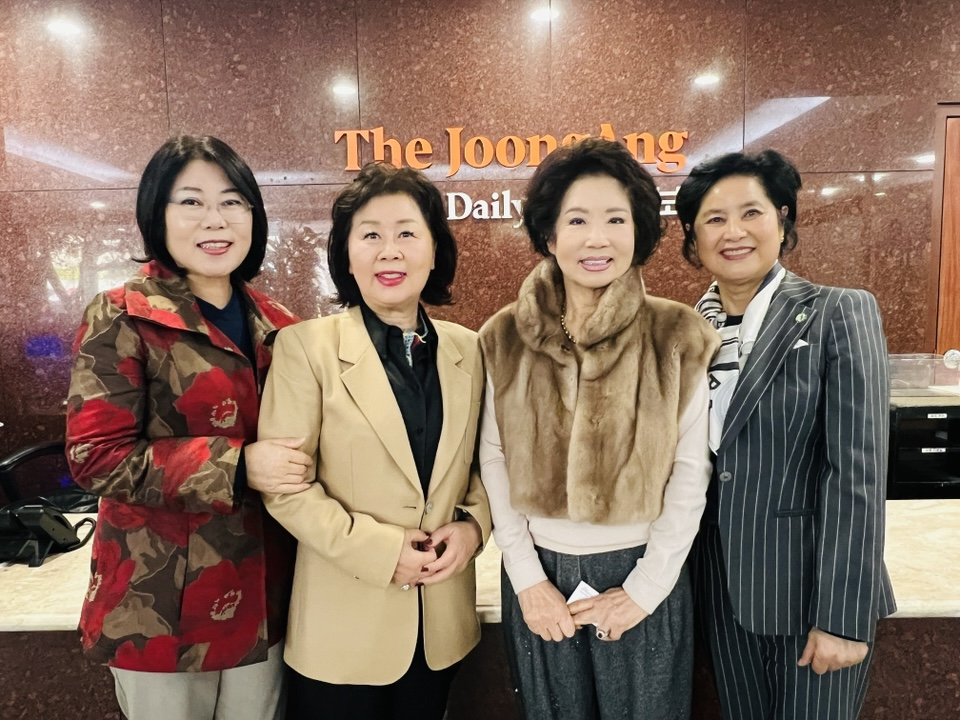 글로벌 어린이재단 LA지부 곽윤영(왼쪽부터) 부회장, 이민아 회장, 본부 고상미 이사, 서부지역 김선숙 회장이 신규회원 모집을 알리고 있다.