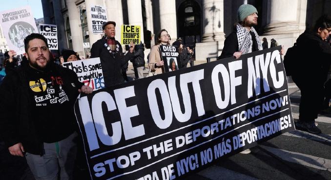 미네소타주 미니애폴리스에서 이민세관단속국(ICE) 요원의 총에 30대 여성이 맞아 숨진 가운데, 8일 맨해튼 폴리스퀘어에서 연방정부의 불법이민자 단속에 반대하는 시위대가 현수막을 들고 행진하고 있다.  [로이터]