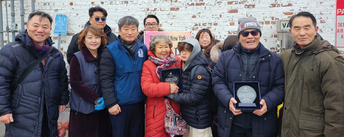 한국외대 G-CEO 뉴욕총원우회(회장 이시화)는 지난 2일 파슨스&노던 불러바드의 주유소 인근에서 사랑행복 나눔봉사를 개최했다. 봉사 이후에는 일년간 식사제공에 도움을 준 김병수 장로와 김공여 권사에게 소정의 격려금을 전달했다.  [한국외대 G-CEO 뉴욕총원우회]