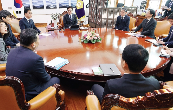 우원식 국회의장이 7일 국회 의장 집무실에서 열린 국민투표법 개정 간담회에서 모두발언을 하고 있다. 이날 간담회는 국회 행정안전위원회 신정훈 위원장을 비롯해 민주당 간사 윤건영 의원, 정재황 국회 국민 미래 개헌자문위원장이 참석했다.  [연합뉴스]