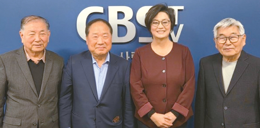 (왼쪽부터) 한기형 전 대표, 김홍수 우리방송 대표, 민김 후원이사장, 이종용 신임 대표. [우리방송 제공]