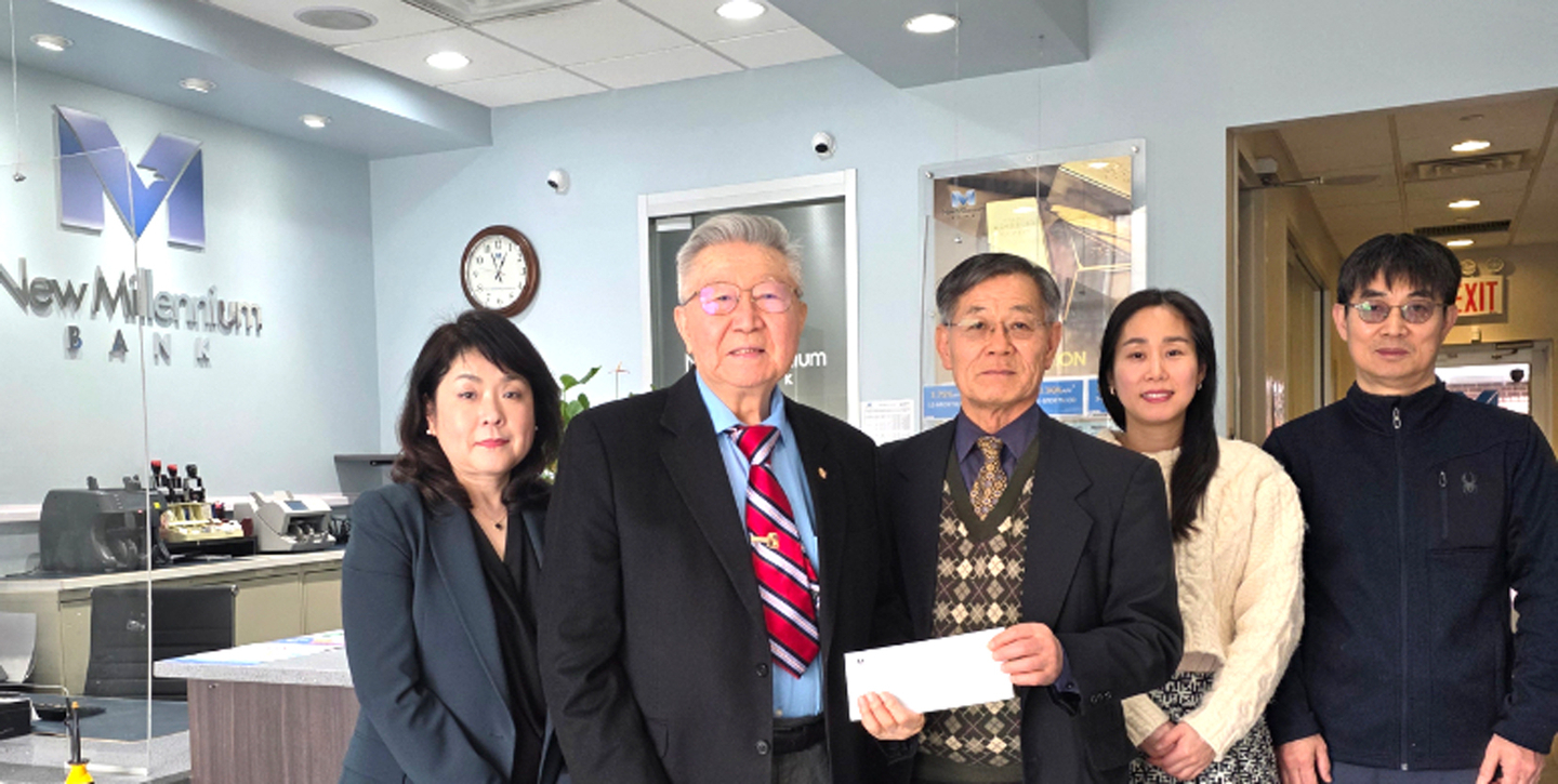 뉴밀레니엄은행(행장 허홍식) 서태교 부행장(왼쪽 세 번째)과 최현경 베이사이드 지점장(왼쪽)은 연말 연시를 맞아 대뉴욕지구한인상록회 조원훈 회장(두 번째) 등 관계자들을 만나 후원금 2000달러를 전달했다. [대뉴욕지구한인상록회]