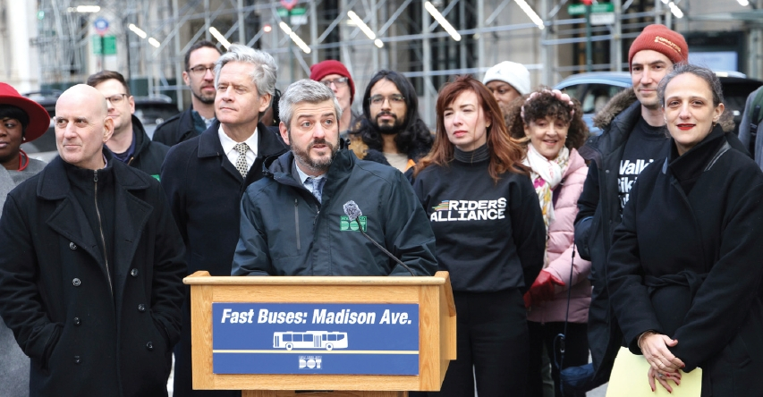 마이크 플린 뉴욕시 교통국장(연단)은 11일 맨해튼 매디슨애비뉴 버스전용차로를 42스트리트에서 23스트리트까지 연장한다고 발표했다. 또 시민들의 안전을 위해 현재 150개 수준인 교차로 신호위반 단속 카메라를 연말까지 600개로 늘리겠다고 시 교통국은 전했다.  [뉴욕시 교통국]