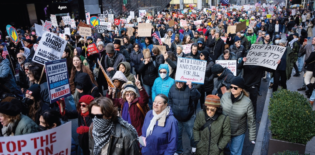 미니애폴리스에서 이민세관단속국(ICE) 요원의 총격에 한 여성이 사망한 후 지난 주말 전국적으로 반 트럼프 진영이 결집해 시위를 벌였다. 11일까지 전국에서 최소 1000건의 시위가 이어졌고, 맨해튼 미드타운에서도 수천명이 ‘노 킹스’(No Kings) 시위에 참가해 ICE 자금지원과 전쟁 중단을 촉구하고 나섰다.  [로이터]