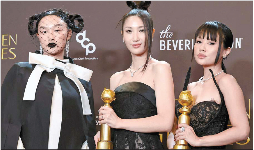 케이팝 데몬 헌터스의 주제가 ‘골든’을 부른 가수 오드리 누나와 이재, 레이 아미(왼쪽부터)가 11일 골든글로브 시상식에서 영화 주제가상 수상 후 트로피를 들고 있다. ‘골든’은 미국과 영국의 글로벌 차트를 석권하며 시상 전부터 유력 후보로 거론됐다. [연합뉴스] 