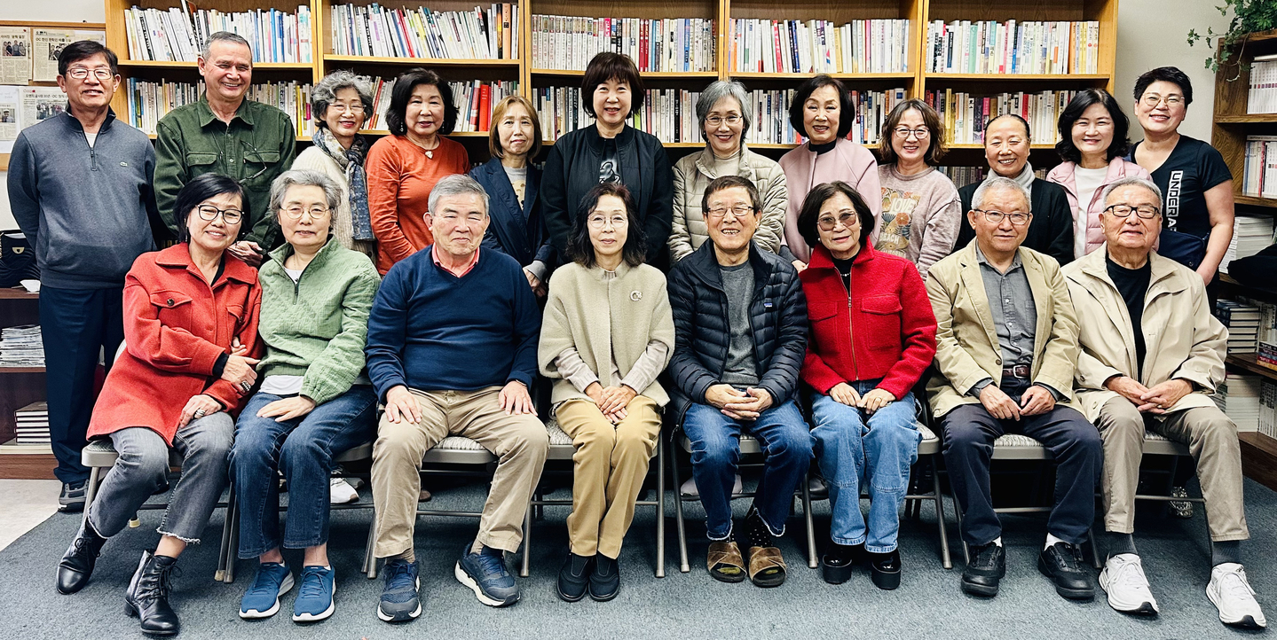 지난 8일 회장 이, 취임식과 첫 수업을 가진 오렌지글사랑 회원들. 앞줄 왼쪽 네 번째부터 차례로 이영미 신임 회장, 정찬열 작가, 조앤 권 전 회장. [오렌지글사랑 제공]