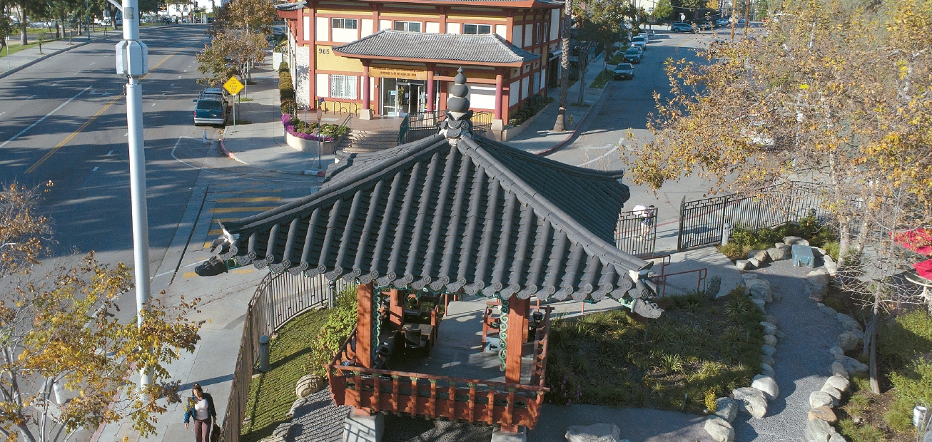 한국 전통 양식으로 지어진 다울정과 한인타운 시니어&커뮤니티 센터 주변으로 한국풍 산책로가 조성된다. 김상진 기자