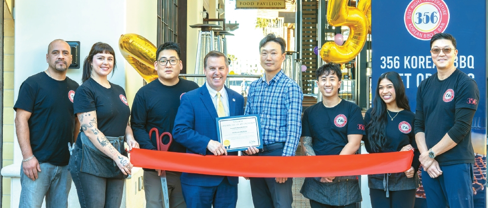 356 코리안 BBQ출라비스타 점의 그랜드 오픈 행사가 열렸다. 사진 왼쪽에서 3번째부터 스카이 김 356 BBQ부사장, 잔 맥케인 시장, 이상엽 신한은행 SD본부장, 맨 오른쪽은 스티브 이 출라비스타 점장.