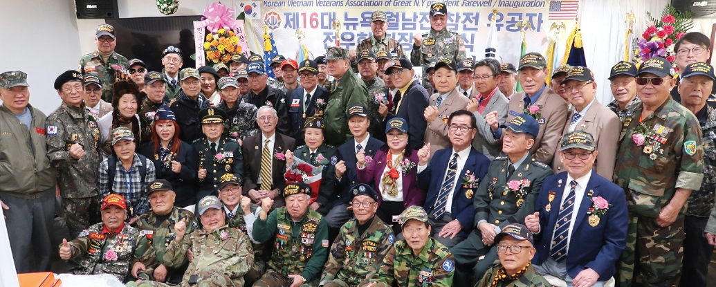 뉴욕월남전참전유공자 전우회는 지난 14일 플러싱 산수갑산2 연회장에서 제16대 그레이스 민 회장(앞에서 둘째 줄 오른쪽 6번째) 취임식을 열었다. 이날 행사에는 함동윤 이사장과 이사진, 뉴저지 지회 전우들, 미주총연합회 백돈현 총회장, VVA 126 마티 에델만 사무총장, 6.25 참전용사와 재향군인 등 100여명이 참석해 자리를 빛냈다.  [뉴욕월남전참전유공자전우회]