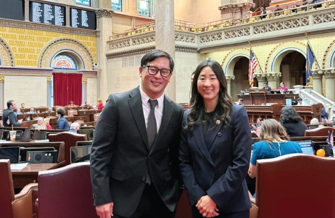론 김 뉴욕주하원의원(민주·40선거구)과 그레이스 이 뉴욕주하원의원(민주·65선거구)이 13일 ‘미주한인의날’ 지정 결의안 뉴욕주하원 통과를 축하하고 있다.  [사진 론 김 의원실]