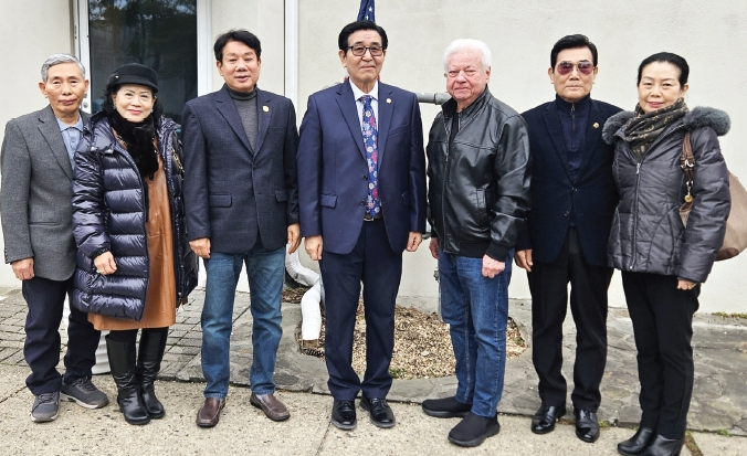 미주한미경찰자문위원회는 14일 뉴욕주 경찰서장협회 로버트 캐론 회장 사무실에서 전미주경찰협회 부회장과 만나 앞으로 상호 신뢰를 바탕으로 양 단체 사이에 친밀하고 협력적인 관계를 구축해 나가기로 뜻을 모았다. [미주한미경찰자문위원회]