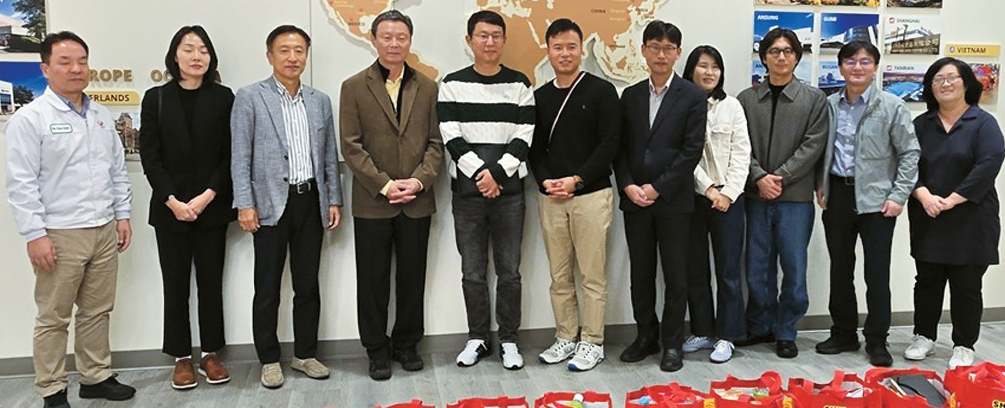 농심아메리카 김경조 대표 (왼쪽 세 번째)와 경북 등 8개 한국 지자체 LA사무소장들이 농심 공장 견학 후 단체사진을 찍고 있다. 