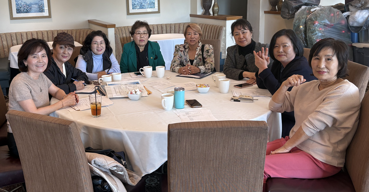 세계한민족여성네트워크 OC지부(회장 김지현, 이하 코윈OC)가 회원을 모집한다. 한인 여성 전문인들로 구성된 코윈OC는 강연을 포함한 교육 및 문화 프로그램, 청소년 멘토링 등 다양한 활동을 펴고 있다. 문의는 이메일(kowinoc2024@gmail.com)로 하면 된다. 김지현(맨 왼쪽) 회장을 비롯한 회원들이 지난 7일 부에나파크의 로스코요테스 컨트리클럽에서 올해 사업 계획을 논의하고 있다. [코윈OC 제공] 