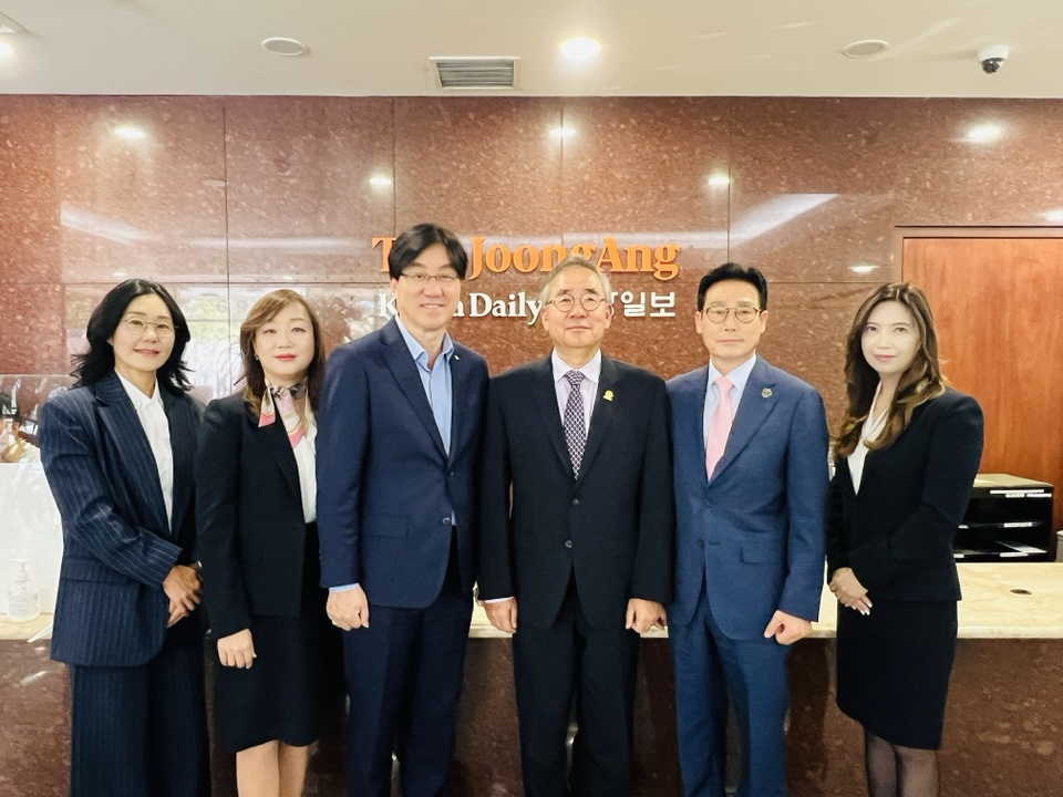 연세 글로벌CEO 신임 회장단이 11기 모집을 알리고 있다. 왼쪽부터 신미아 서기, 이제니 재무, 곽도원 부회장, 박인섭 회장, 류재근 사무총장, 줄리 김 사무차장. 