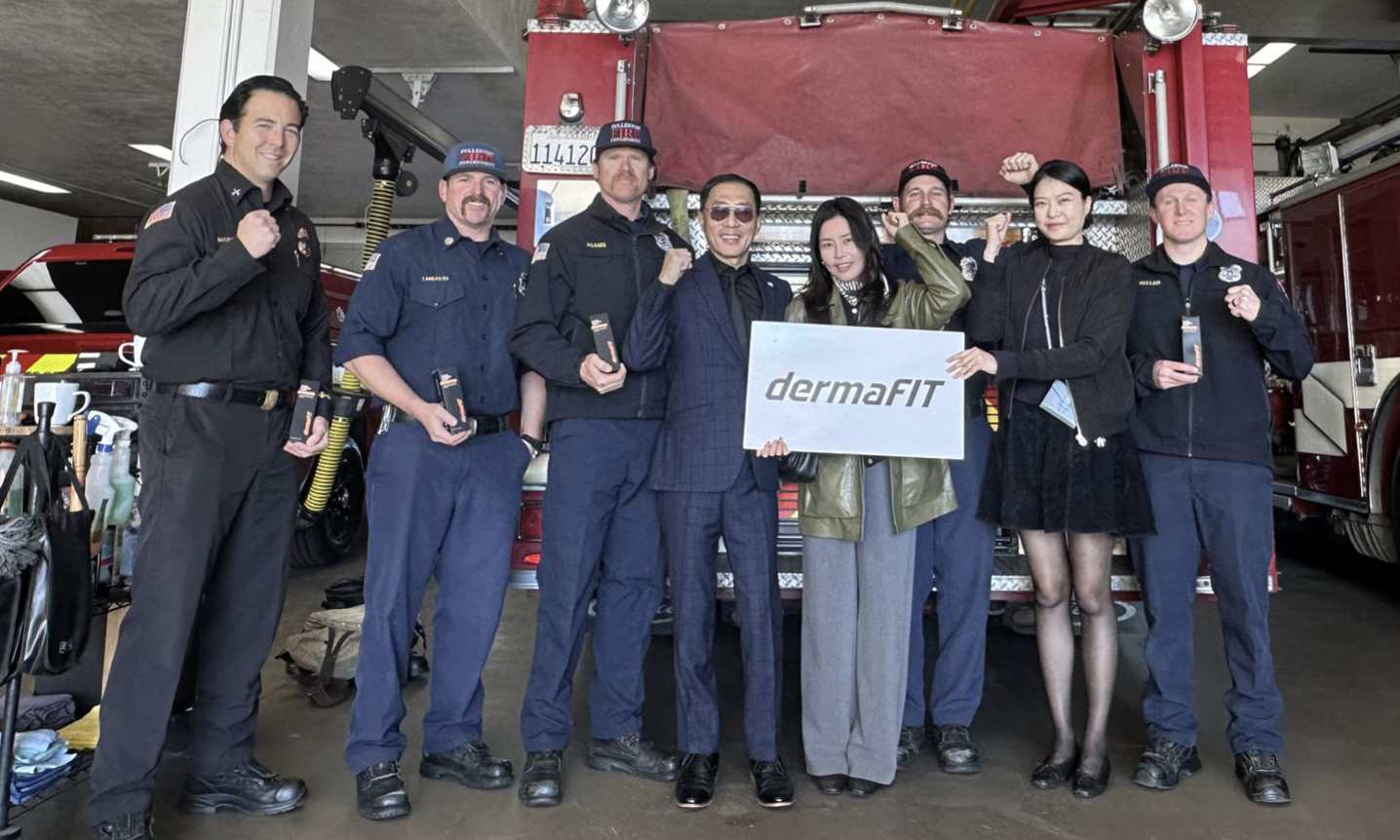 제품 전달식 직후 소방관들과 자리를 함께한 이엑스헬스케어 관계자들의 모습. 오른쪽에서 두 번째가 이용희 대표. [K-SBC 제공]