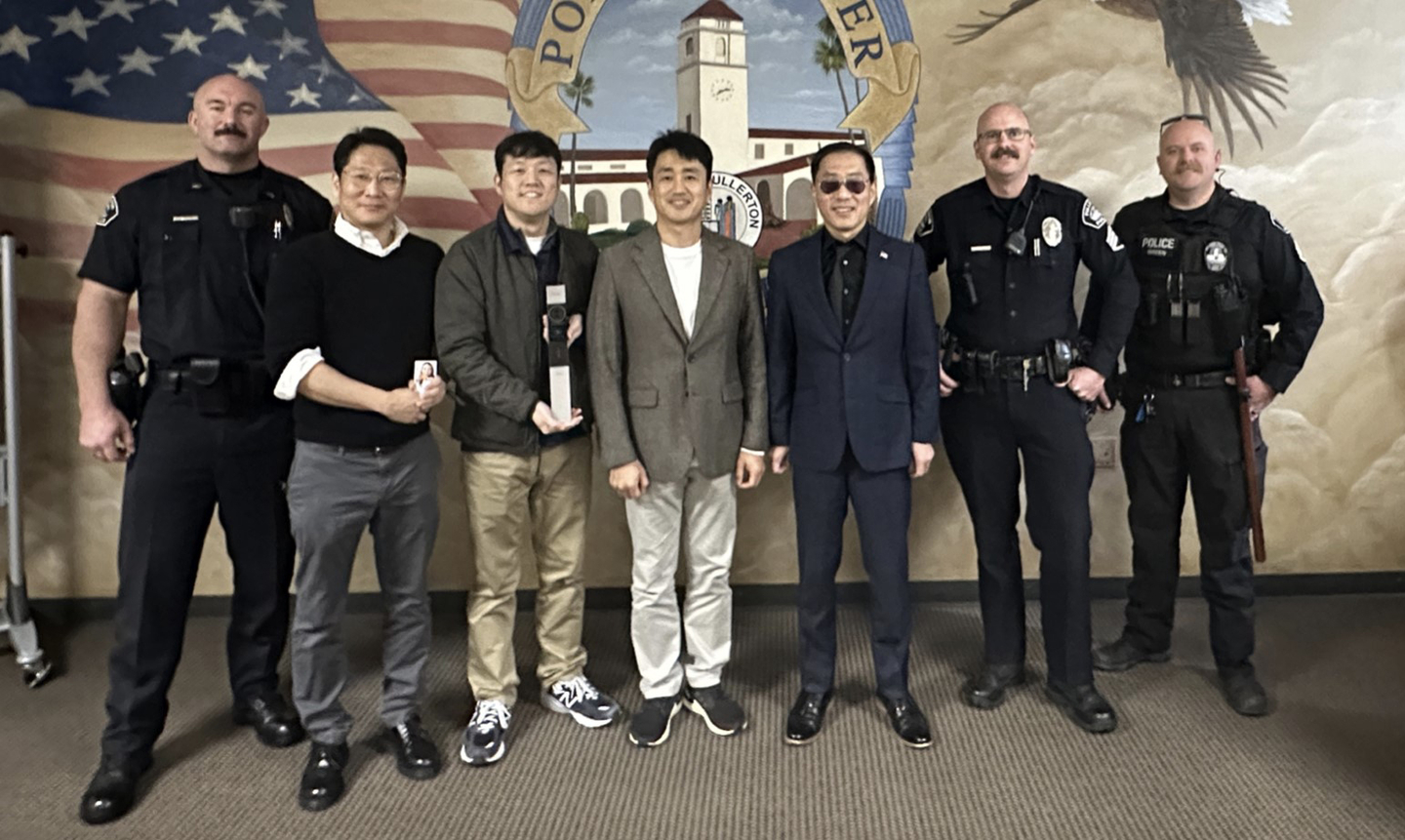 이준구(왼쪽 사진 가운데) 앤오픈 대표가 프레드 정(이 대표 오른쪽) 시장, 경찰국 관계자와 함께 자리했다. [K-SBC 제공]