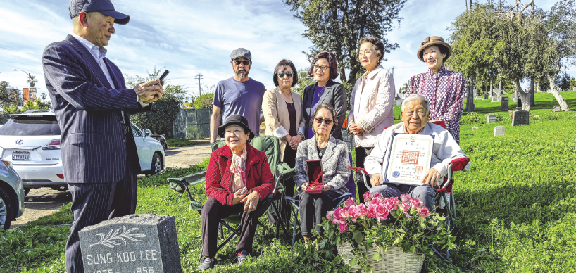 호시한 지사의 손자 호윤진(왼쪽) 씨가 직계 가족들에게 소회를 밝히고 있다. 김상진 기자