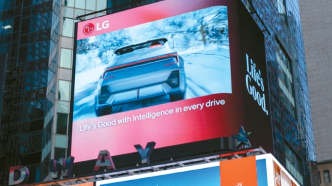 LG전자가 최근 뉴욕 타임스스퀘어와 영국 런던 피카딜리 광장 전광판에 전장(차량용 전기·전자장치) 사업 캠페인 영상을 공개했다. 2026 CES와 연계 마케팅의 일환으로 기업 간 거래(B2B) 핵심 축인 전장 사업의 인지도를 높이기 위한 행보로 전해졌다.  [LG전자]