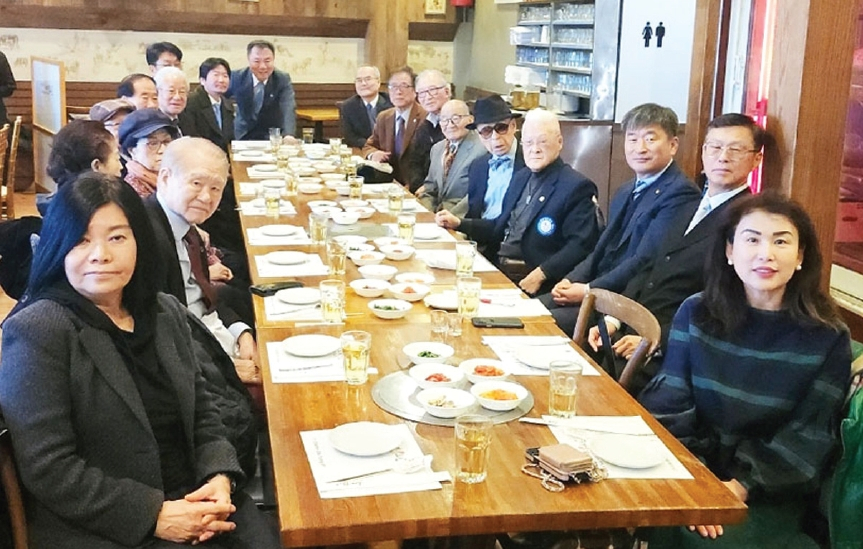 민주평화통일자문회의 뉴욕협의회는 지난 15일 플러싱 산수갑산2 식당에서 한인 원로자문위원들을 초청해 간담회를 개최했다. 참석자들은 오찬을 함께하며 뉴욕평통의 향후 활동 방향에 대해 폭넓은 대화를 나눴다. 오른쪽 줄 두 번째부터 이윤희 수석부회장, 이시화 회장, 하세종 부회장, 강석희 회장, 임형빈 회장.  [뉴욕평통]