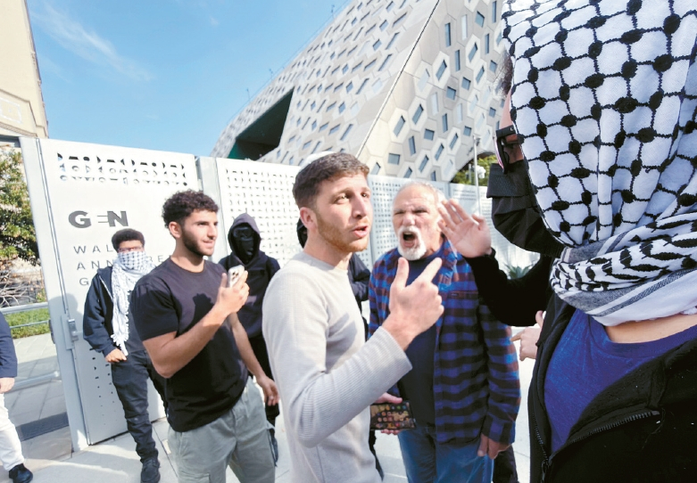 지난해 12월 3일 친팔레스타인 시위대가 LA이스라엘 총영사관 주최 세미나장에 난입하려 하자 유대 청년들이 막아서고 있다. 김상진 기자