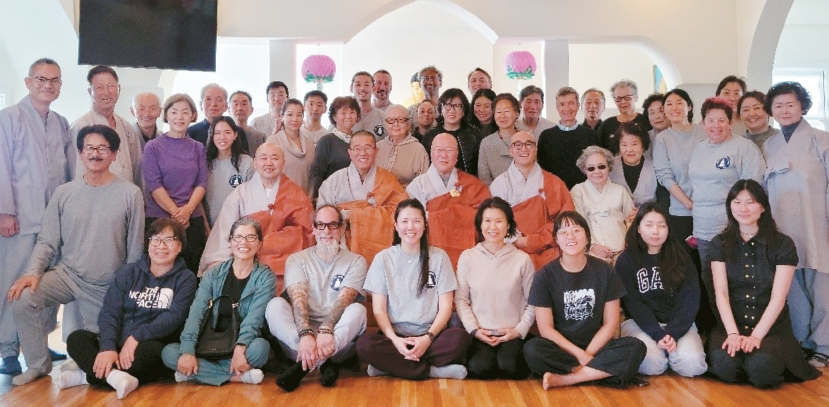 수불 큰 스님(두번째줄 가운데)과 LA안국선원 소속 스님들이 간화선 집중 수행이 끝나고 불자들과 함께 기념촬영을 했다. [LA 안국선원 제공]