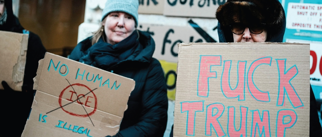 도널드 트럼프 대통령 취임 1주년을 맞은 20일, 뉴욕과 미네소타 등 전국 곳곳에서는 트럼프 행정부의 강경 이민 단속에 반발하는 ‘반트럼프 시위’가 열렸다. 20일 뉴욕시에서 피켓을 들고 반트럼프 시위를 진행 중인 시민들. [로이터]