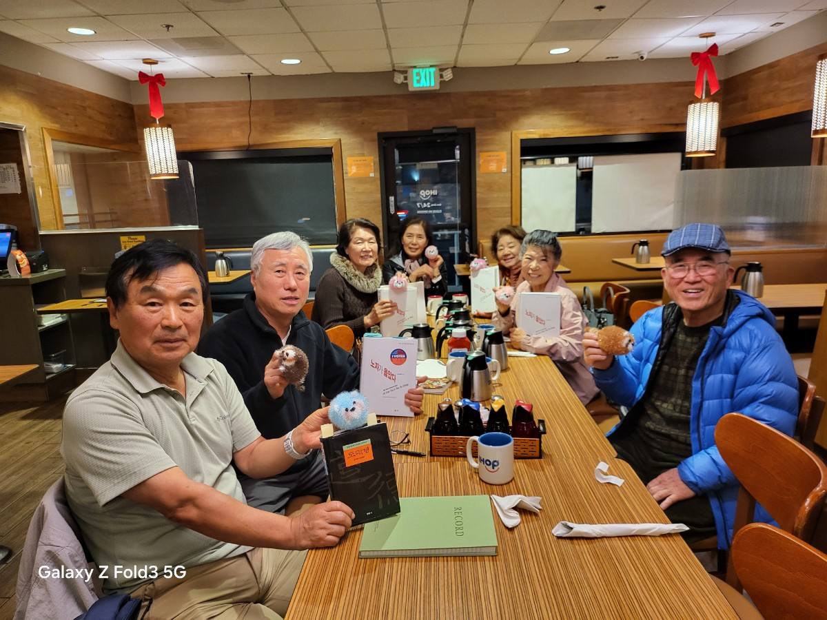 ACRO 북클럽 회원들이 독서모임을 열고 있다. [ACRO 북클럽 제공] 