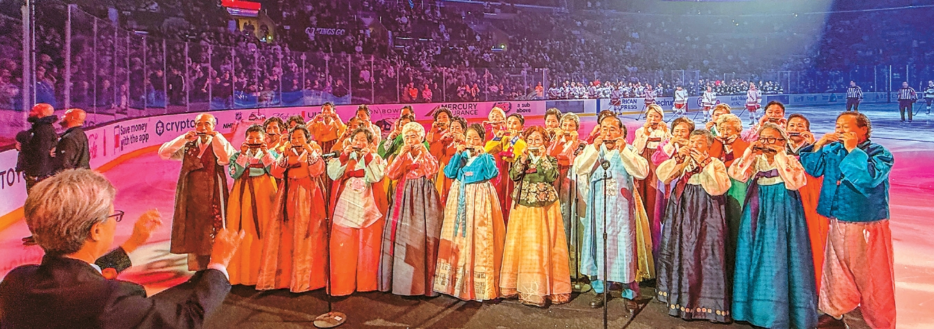 LA 한인타운 시니어 & 커뮤니티 센터 하모니카반 소속 시니어들이 20일 LA킹스 홈경기에 앞서 국가를 연주하고 있다.  김상진 기자