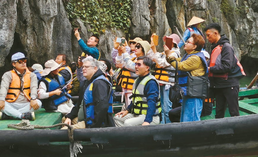 아주투어가 진행한 베트남 하롱베이 패키지여행 중인 한인 여행객들. [아주투어 제공]