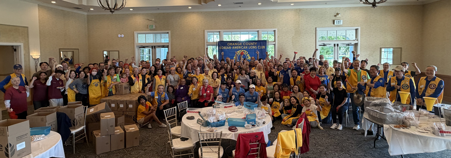 OC한인라이온스클럽의 푸드 포 헝거 프로그램에 참여한 봉사자들이 밀 팩 포장을 마친 뒤 한자리에 모였다. [OC한인라이온스클럽 제공]