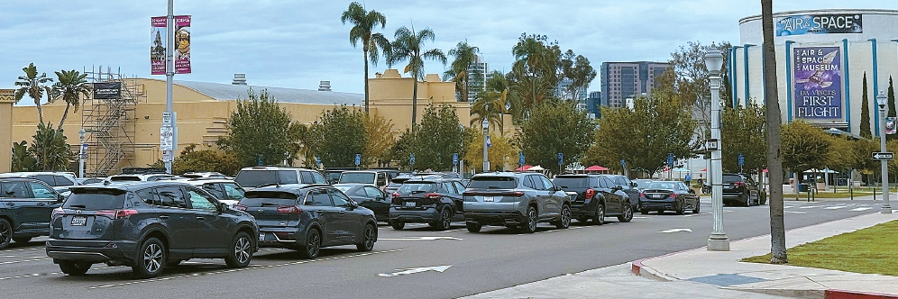 샌디에이고 발보아 파크에 유료 주차제가 시행된 이후 관람객이 급감한 것으로 나타났다. 사진은 발보아 파크 항공우주 박물관 앞 주차장의 전경. [중앙포토]