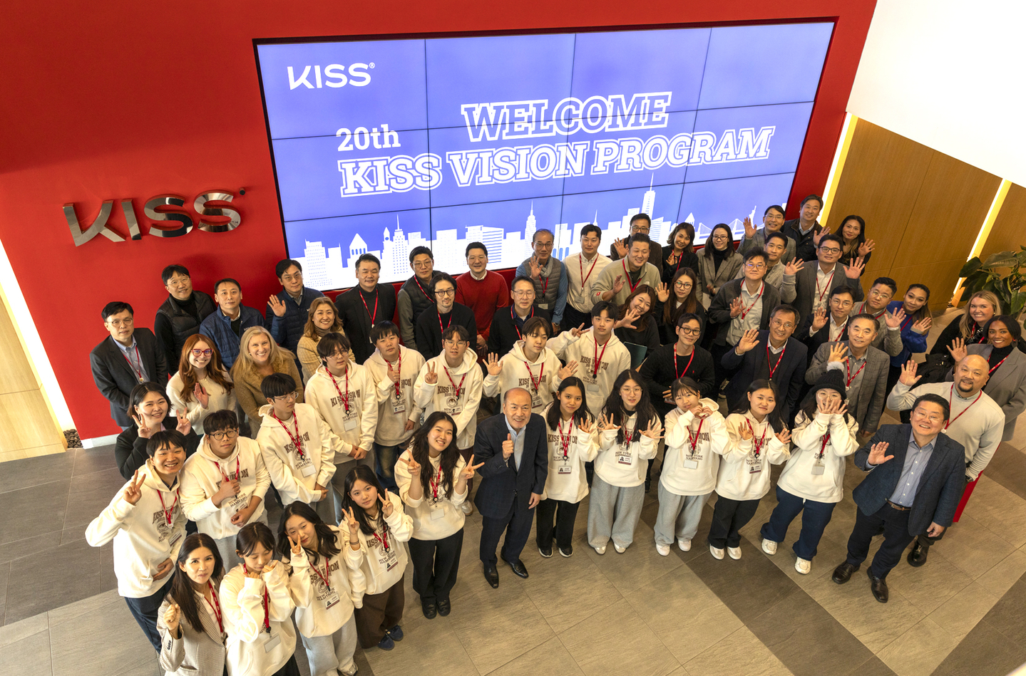 키스뷰티그룹이 주최하는 제20회 ‘키스비전 프로그램(KISS Vision Program)’에 참가한 경상남도 함양군 중학생들이 21일 뉴욕주 롱아일랜드 포트워싱턴에 위치한 키스뷰티그룹 본사를 방문, 미국 연수 일정을 시작했다. 이 프로그램은 차세대 인재들이 교육과 문화 교류를 통해 글로벌 시각을 함양하고, 더 넓은 세상과 가능성을 경험할 수 있도록 지원하는 키스뷰티그룹의 대표적인 사회공헌 프로그램이다. [키스뷰티그룹] 