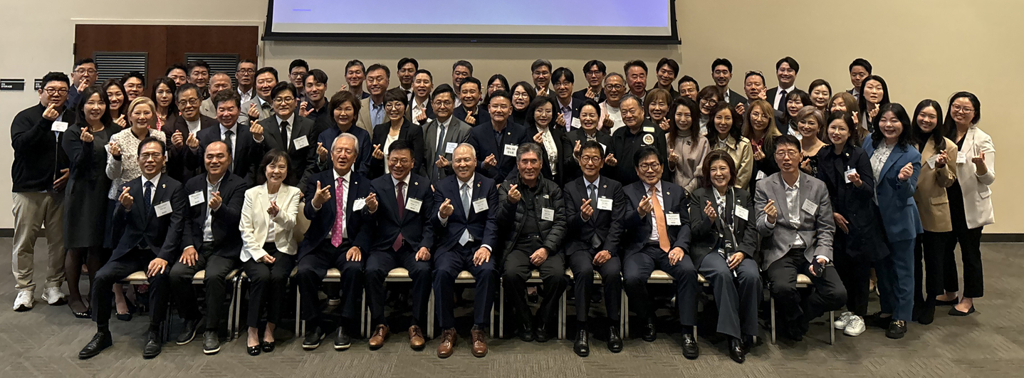 OC한인상의 신년하례식 참석자들이 한자리에 모여 손가락 하트를 만들어 보여주고 있다. 맨 앞줄 왼쪽에서 다섯 번째가 이중열 상의 회장. 