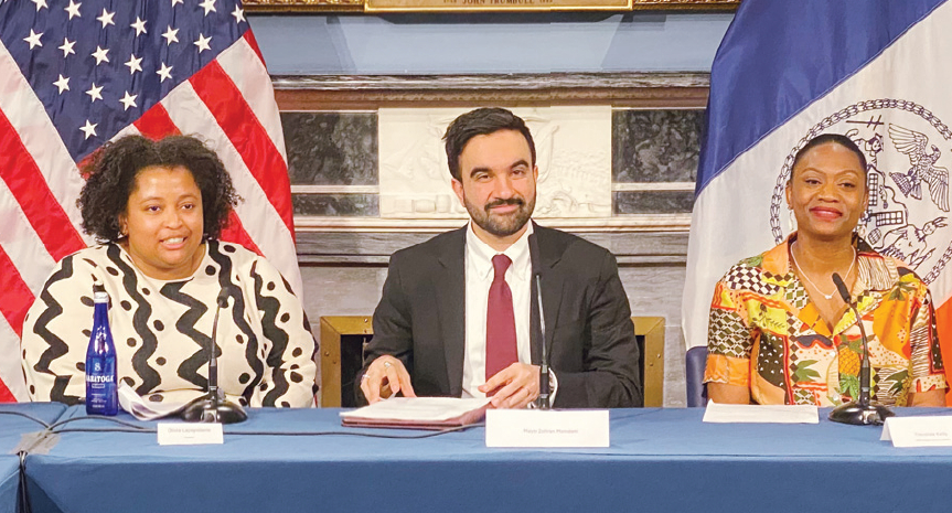 23일 뉴욕시청에서 열린 ‘3-K.프리케이(Pre-K)’관련 미디어 라운드테이블에서 조란 맘다니 뉴욕시장(가운데)과 시 교육국 관계자들이 기자들의 질의를 받고 있다.