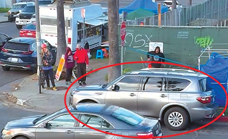 26일 오전 LA한인타운 오전 올림픽 경찰서 인근에서 단속을 벌이던 연방요원들이 탄 차량(붉은선)을 발견한 인권단체 회원들이 야유를 보내고 있다. [sc_communityalerts/인스타그램 캡처]