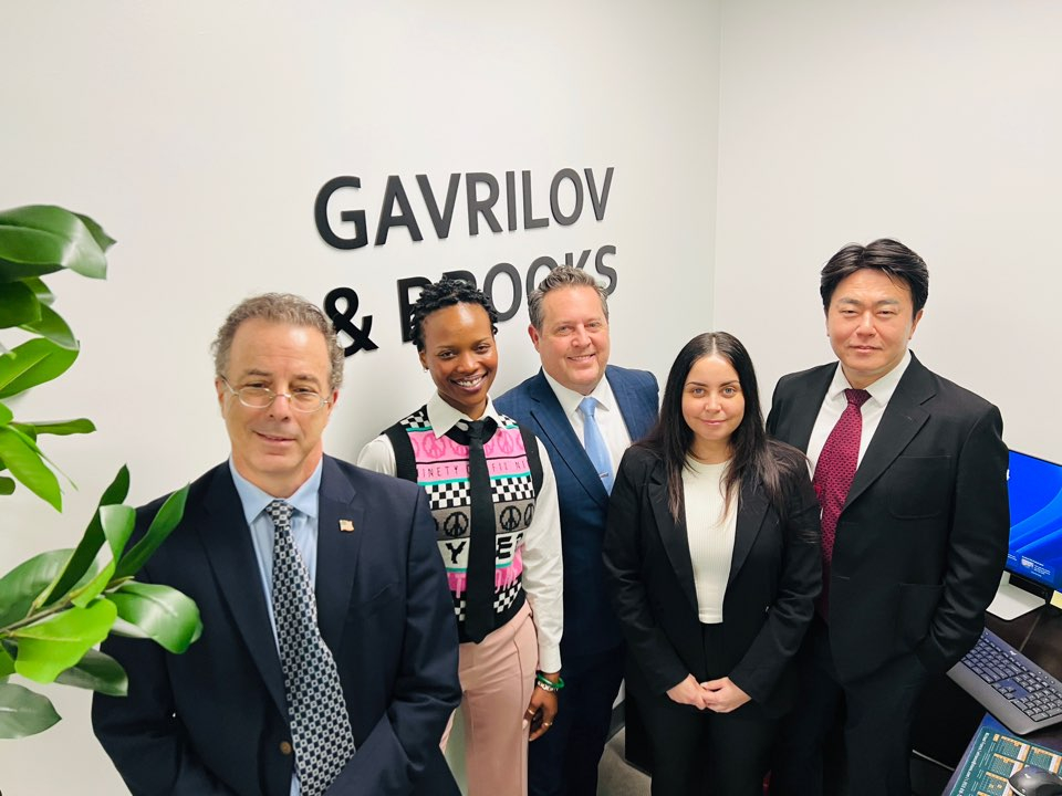 가브릴로브&브룩스 로펌 파트너가 된 정찬용(맨 오른쪽) 변호사가 동료들과 함께 한인 기업과 한국 지상사를 위한 ‘원스톱 법률 서비스’를 강조하고 있다.