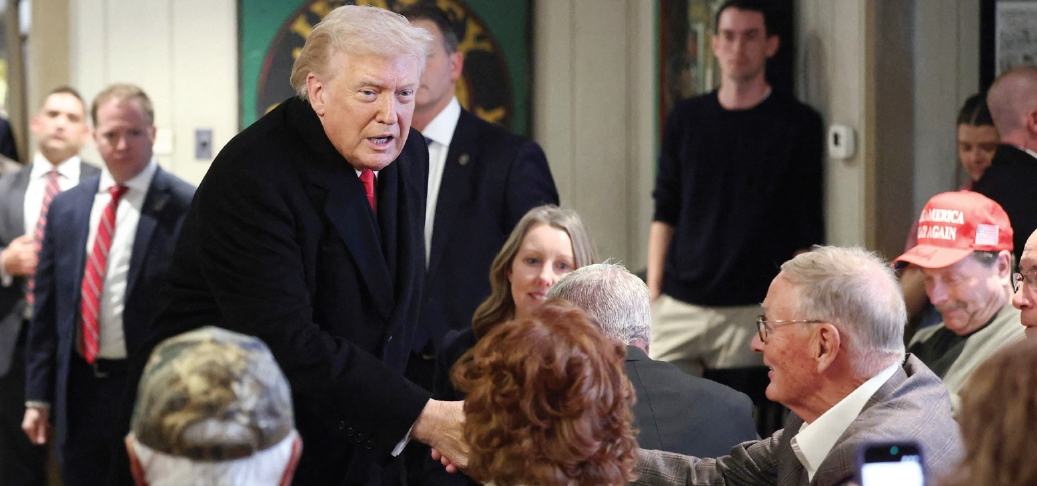 강경 이민 단속을 두고 전국적으로 갈등이 격화되는 가운데, 도널드 트럼프 대통령이 27일 물가 안정과 경제 회복을 강조하는 연설을 하기 위해 아이오와주를 방문했다. 이 방문은 매주 이어질 중간선거 지원 전국 순회 유세의 시작점으로, 트럼프 대통령은 공화당 후보들에 대한 강력한 지지를 호소했다. 아이오와주 레스토랑에 방문해 지지자들과 인사 나누는 트럼프 대통령.  [로이터]